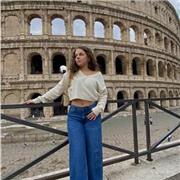 Studentessa di Ingegneria impartisce lezioni di matematica